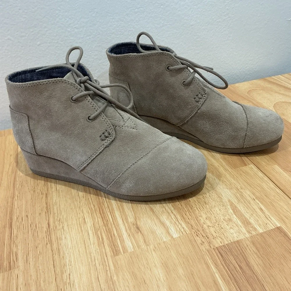 TOMS Boots Youth 3 Girls Desert Wedge Ankle Booties Casual Beige Suede‎ Lace Up